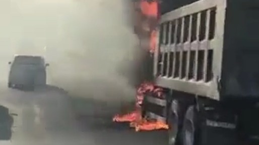 Грузовик сгорел на улице Большая в Хабаровске
