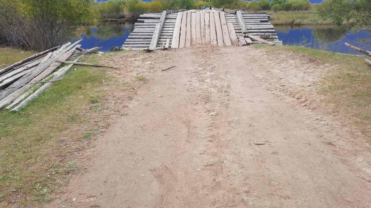Водитель трактора погиб после падения с моста в Бурятии