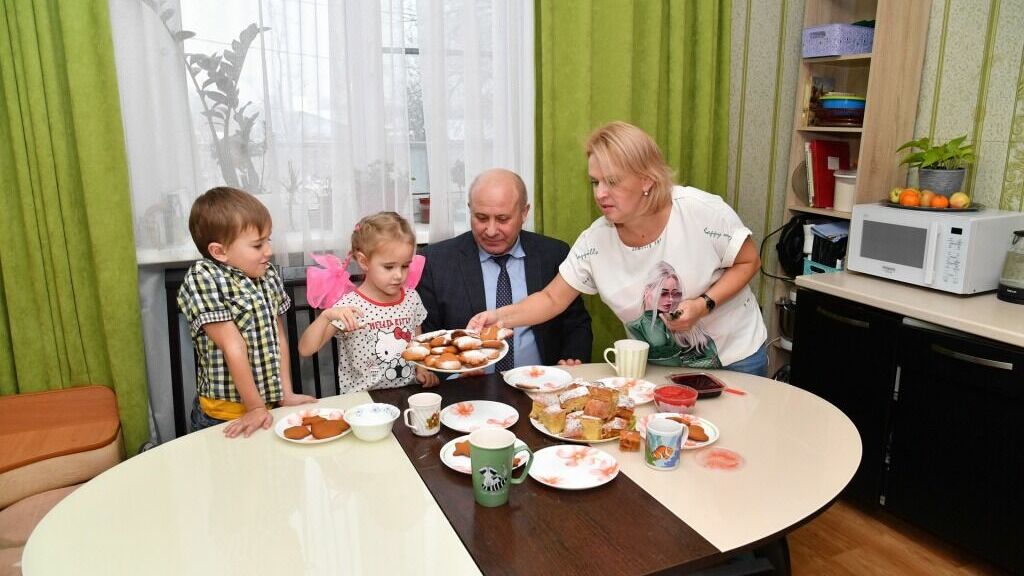 Мэр Хабаровска поздравил маму пятерых детей с наступающим праздником
