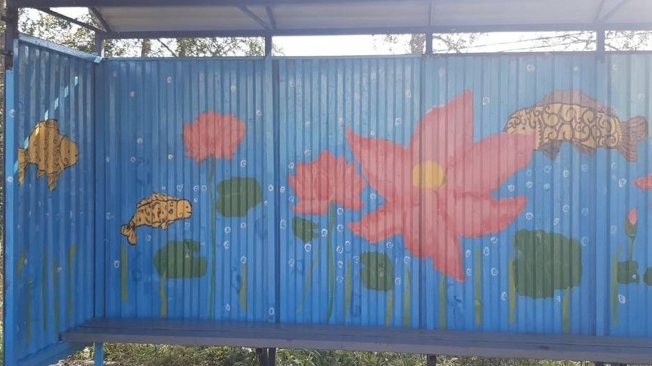 Автобусные остановки украсили молодые художники в Хабаровске