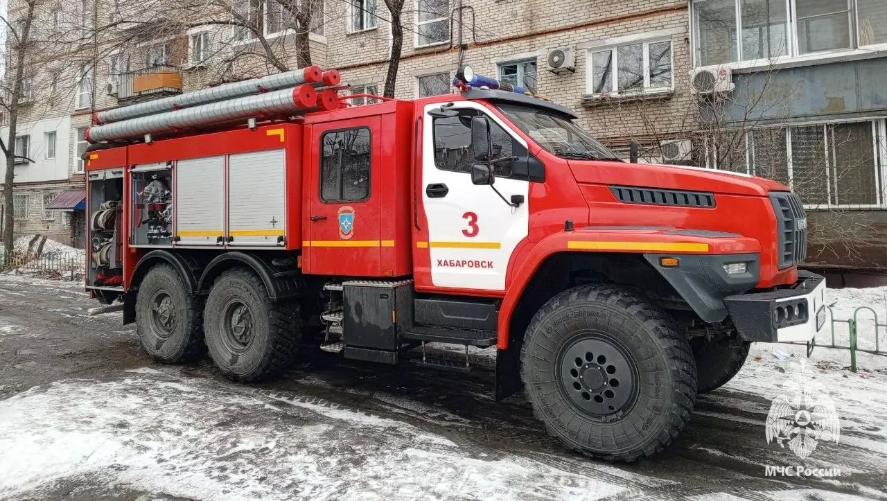 Пожарные спасли 8 человек при пожаре в жилом доме в Хабаровске