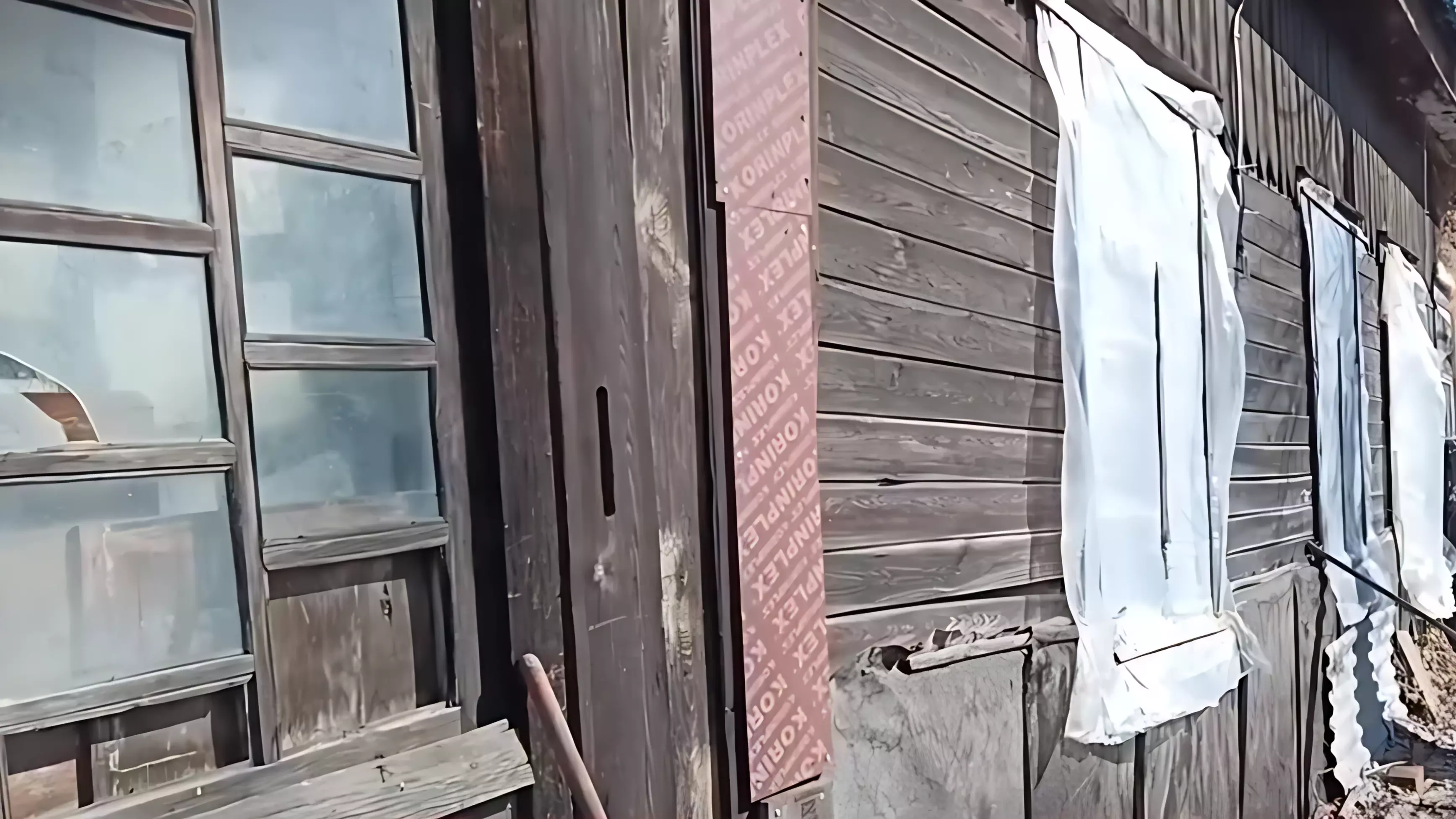 В вековом доме могут погибнуть жители в Хабаровске