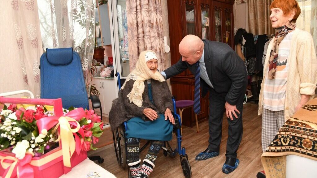 Одну из старейших жительниц Хабаровска с Днем рождения поздравил мэр города