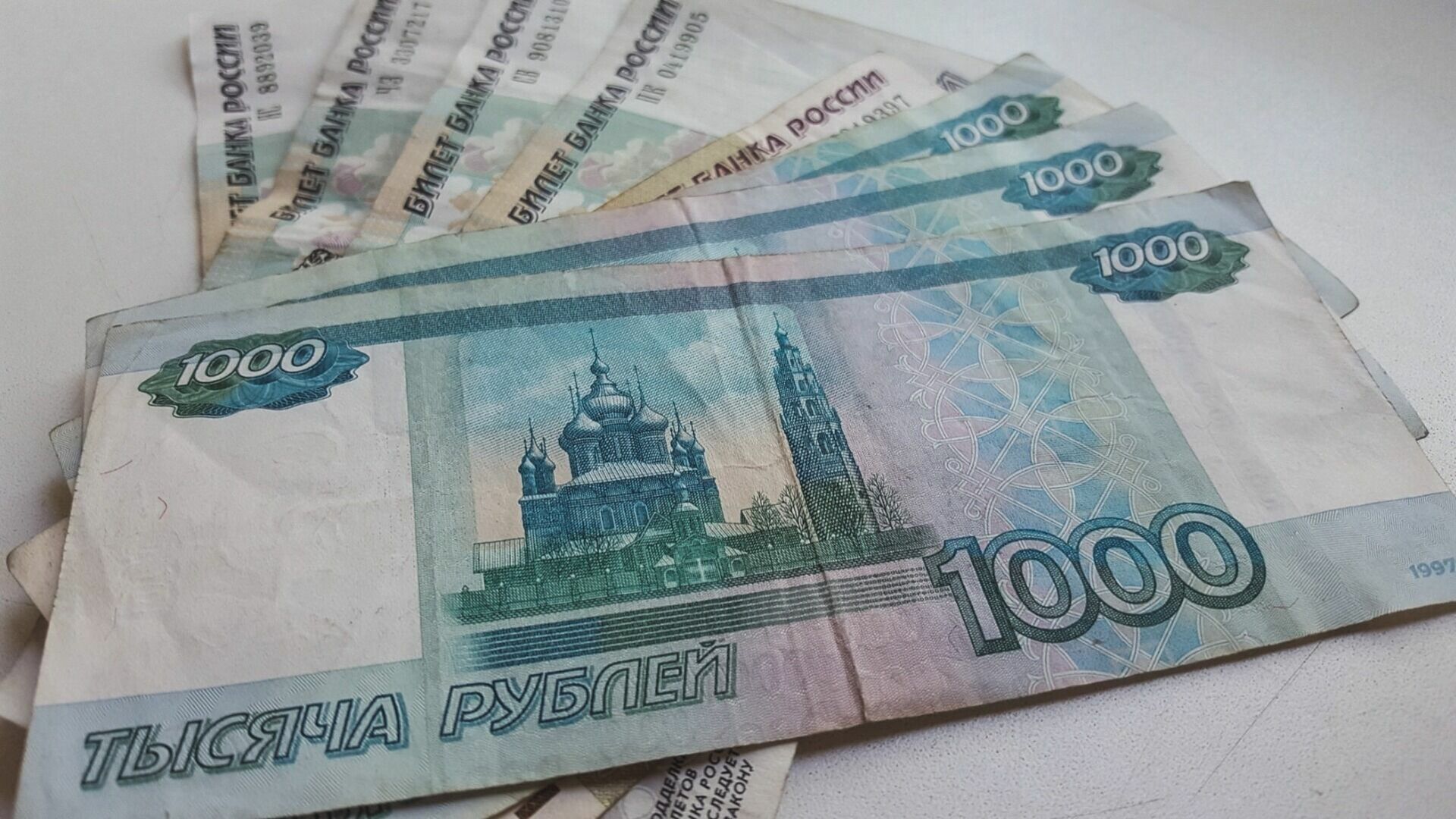 Пенсионерка выбросила из окна деньги по просьбе афериста в Хабаровске