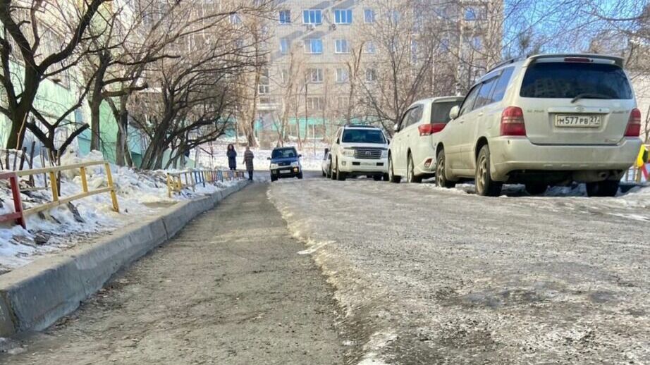 Более тысяч жалоб на уборку от снега дворов написали жители Хабаровского края