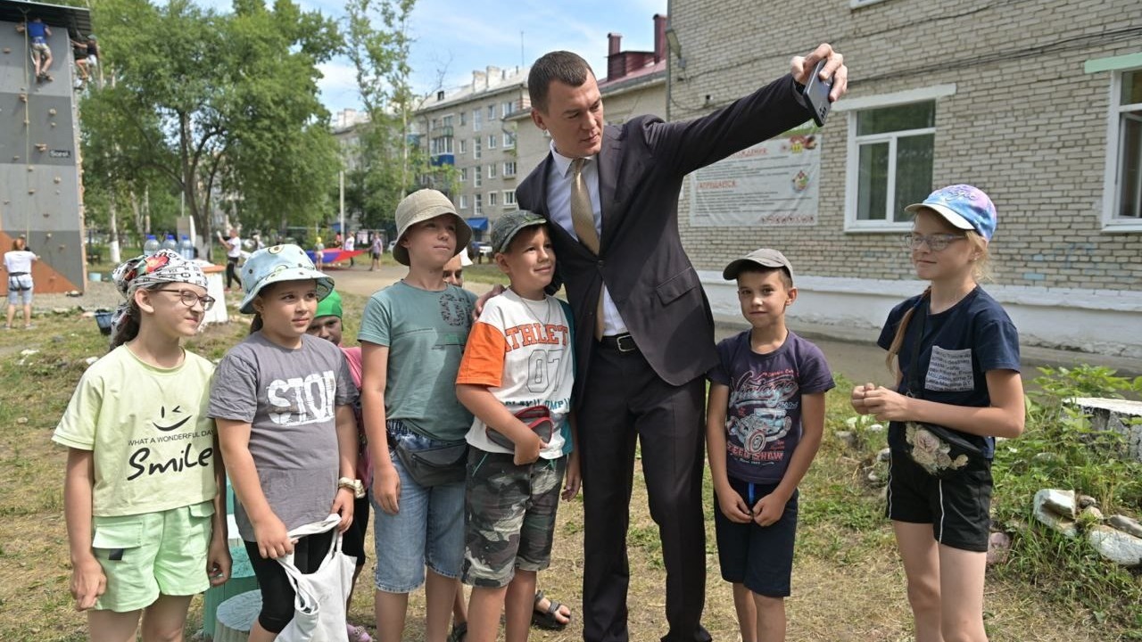 Губернатор Хабаровского края ознакомился с юными натуралистами