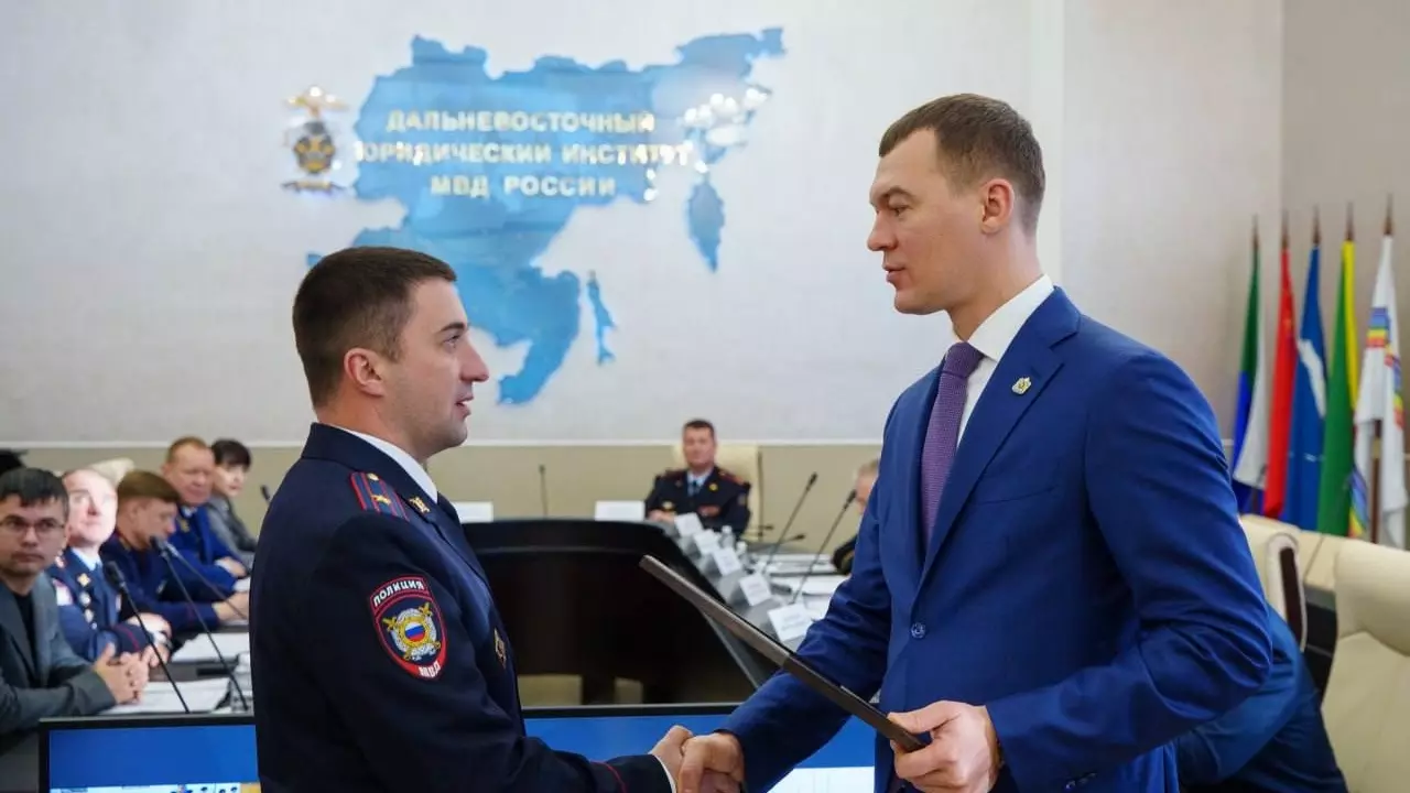 Профессионализм полицейских отметил губернатор Хабаровского края