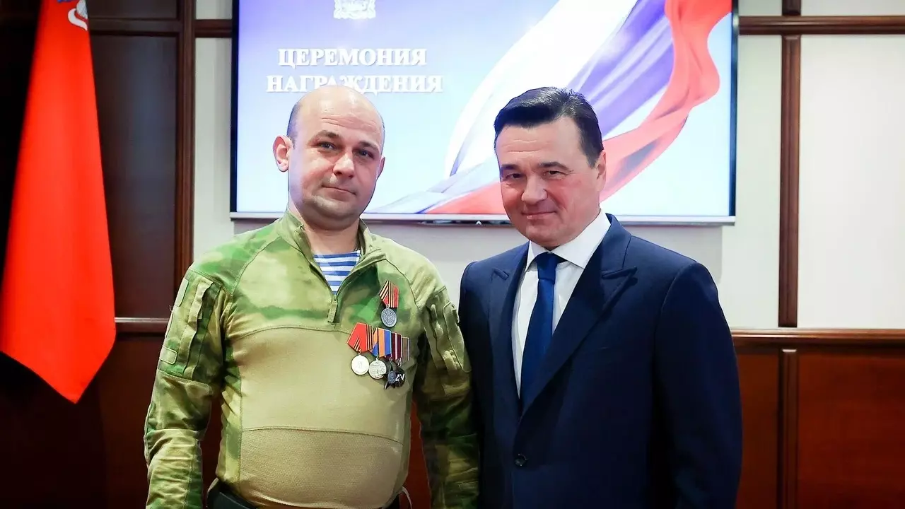 Андрей Воробьев вручил медали «За храбрость» добровольцам из подразделения «Барс»