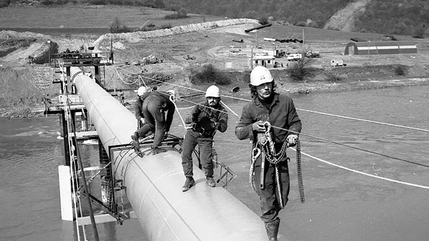 Строительство трубопровода» с подписью: «1983-й год. Строительству трубопровода «Уренгой - Помары – Ужгород» не смогли помешать экономические санкции со стороны США