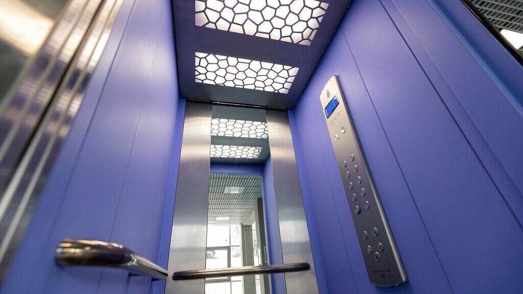 В Хабаровске устанавливаются лифты отечественного и белорусского производства