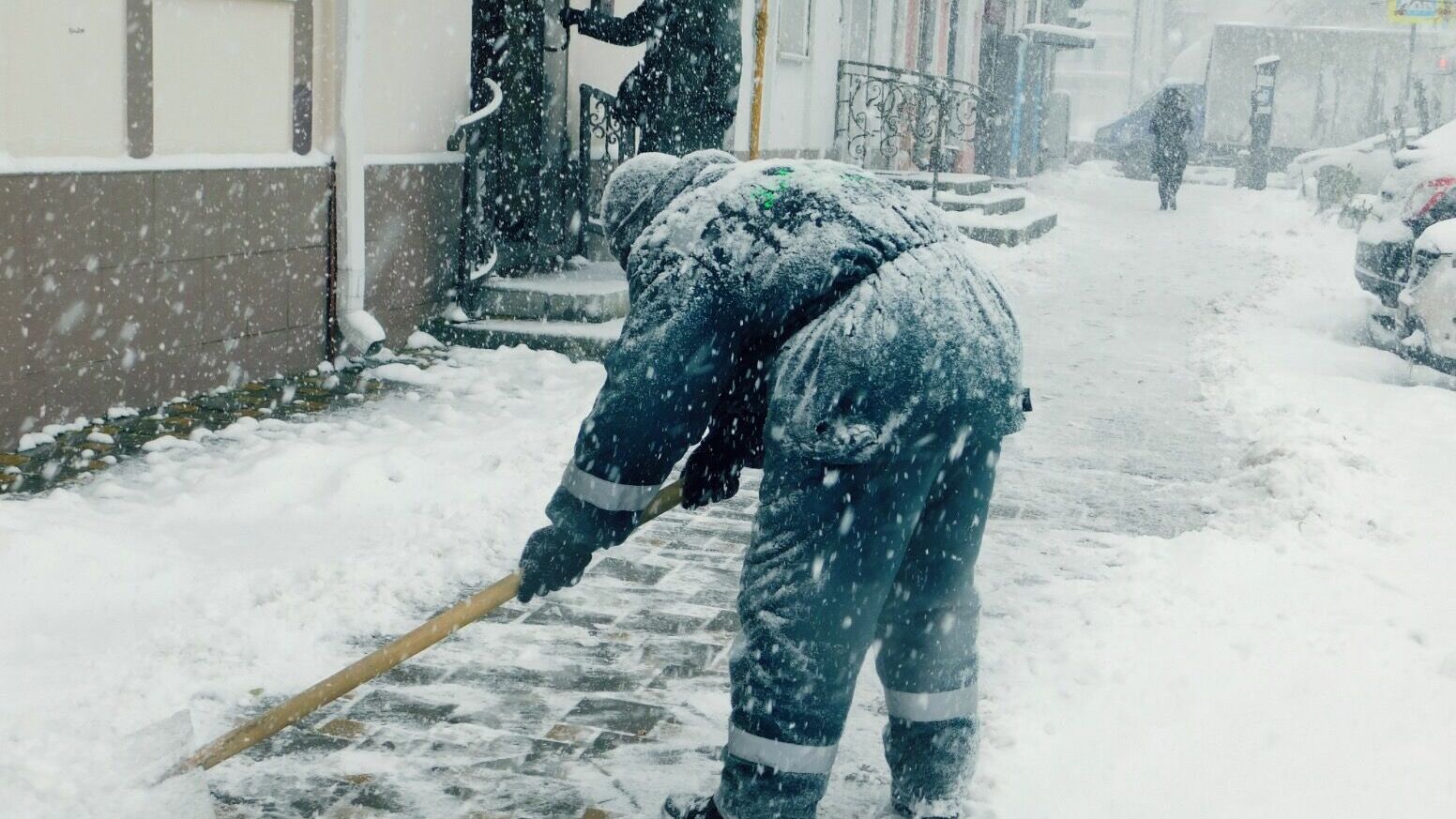 Дворникам разрешили убирать ночью снег в Улан-Удэ