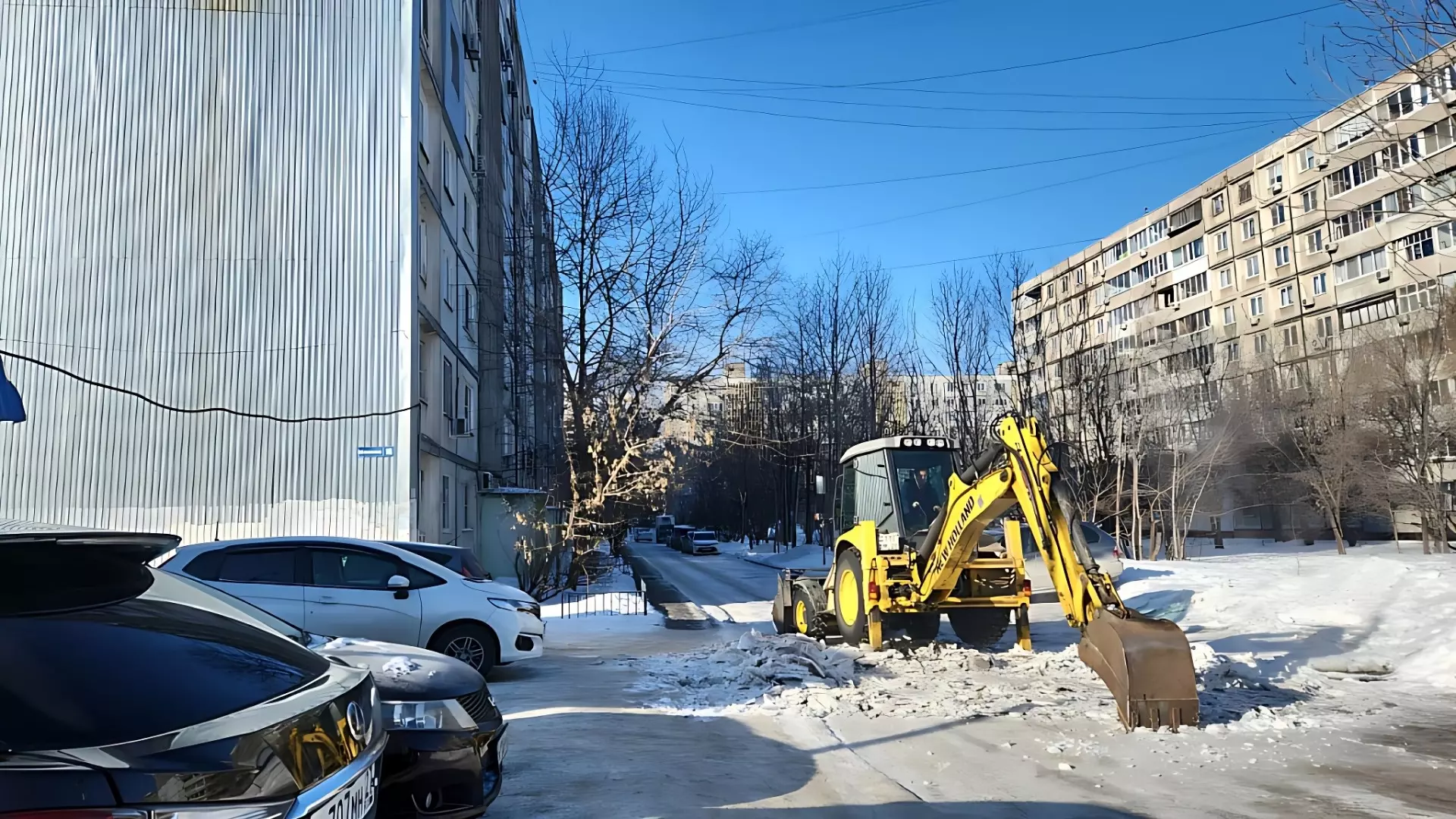 Автобусные карманы чистят от снега в Хабаровске