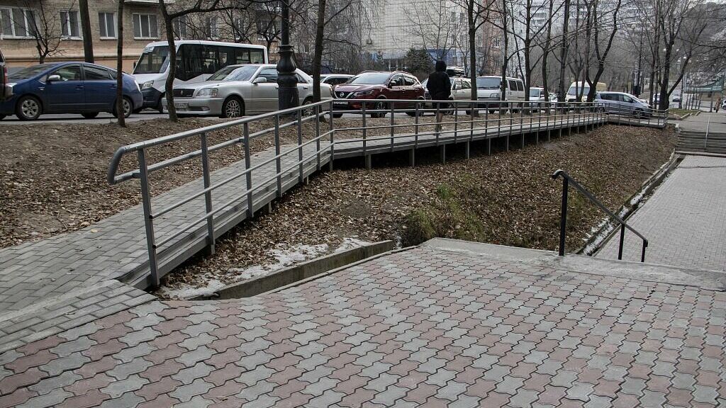 По поручению мэра Сергея Кравчука в Хабаровске обустраивают тротуары
