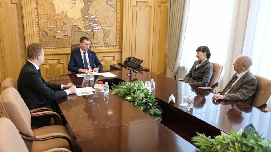 Губернатор Хабаровского края встретился с разработчиками нового Устава региона.