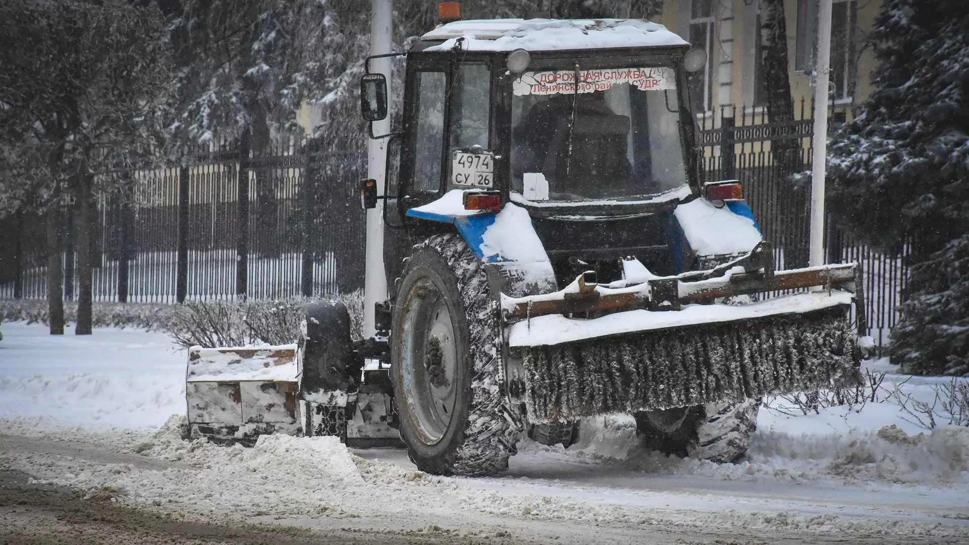 В Комсомольске-на-Амуре продолжается чистить улицы и тротуары от снега и льда